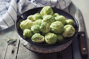 La mayoría de los vegetales incluyendo las coles de bruselas son ricos en fibra insoluble.