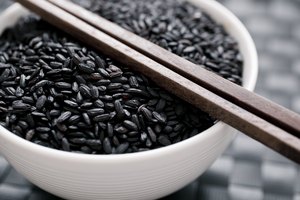 Recipiente con arroz negro.