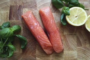 La vitamina D proviene de la luz solar ultravioleta y los alimentos.