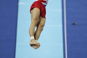 Los gimnastas de elite han añadido elementos de volteretas a la aproximación de la corrida de la bóveda.