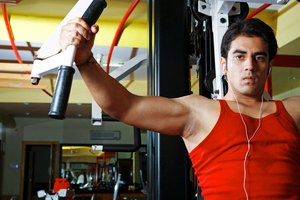 Puedes usar máquinas de peso para aislar a un grupo de músculos específicos.
