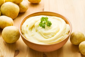 Un tazón de puré de papa.
