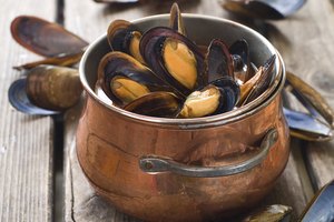 Mejillones cocidos en olla de cobre.
