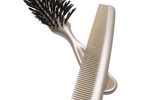 Lava tus cepillos para el pelo y los peines con agua caliente con jabón.