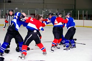 Las peleas en hockey ocasionan serias lesiones.