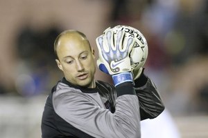 El portero Kasey Keller realiza paradas de reflejo para mantener a su equipo en el juego.