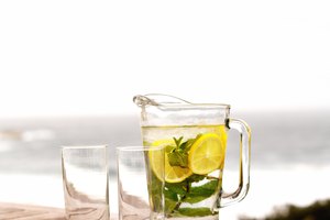 Beber jugo de limón puede ayudar a tener un organismo más saludable.