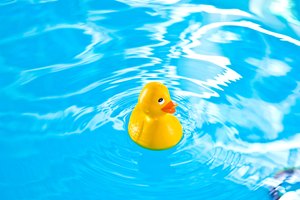 La supervisión y la colocación cuidadosa de la piscina de un niño son cruciales para la seguridad.