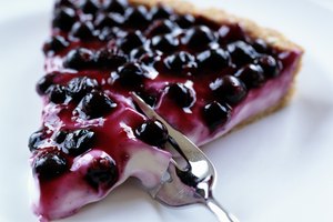 La tarta de arándanos tiene la mayor parte de sus calorías en los carbohidratos y la grasa.