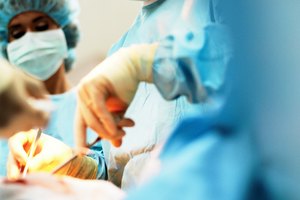 Las craneotomías requieren de instrumentos para cortar a través del hueso craneal duro.