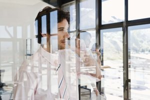 Las superficies como las gafas y las ventanas producen brillo en las fotografías.