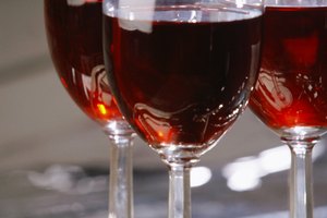 El vino tiene propiedades benéficas al corazón, pero tomar demasiado causa más daño que beneficio.