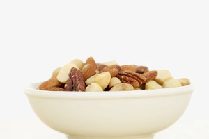 Comer comidas ricas en vitamina E como las nueces puede mejorar el flujo sanguíneo y disminuir el dolor muscular.