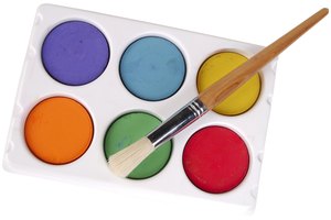 Para crear pintura de acuarela perfumada para tu hijo, simplemente mezcla tu sabor favorito de mezcla de bebida sin azúcar con un poco de agua caliente.