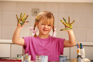 Pintar con los dedos con pintura perfumadas añade un componente táctil para una experiencia sensorial aumentada.