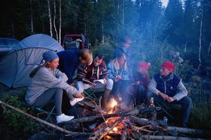 Atrévete a dejar las comodidades en casa y sumérjete en la naturaleza acampando en el bosque.