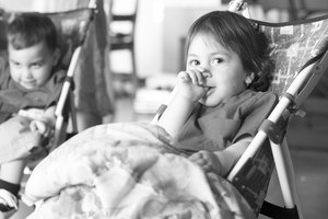 Los niños pequeños y bebés se pueden llevar bien entre sí con una pequeña ayuda de mamá.