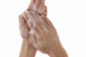 Cuando menos, un niño debería aprender a lavarse las manos antes de las comidas y luego de usar el baño.
