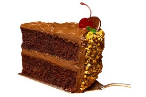 El pastel de crema de chocolate, con alto contenido de calorías, debe comerse escasamente.
