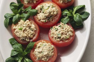 Los tomates rellenos con ensalada de atún pueden ser un bocadillo bajo en hidratos de carbono saludable para el corazón.