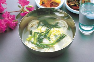 Un caldo bajo en sodio es una alternativa saludable al agua.