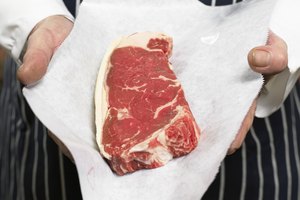 La carne almacenada o manipulada incorrectamente es una causa común de envenenamiento por comida.