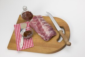 Condimenta las costillas antes de asarlas y luego cúbrelas con salsa mientras se cocinan.