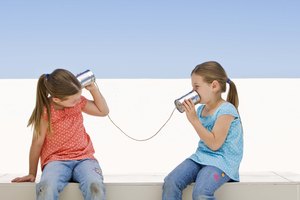 Las buenas habilidades de comunicación ayudan a los niños a iniciar y mantener buenas relaciones con sus compañeros.