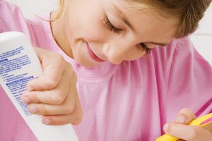 Cepillar la lengua puede reducir el mal aliento en los niños.