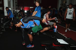 La flexibilidad dinámica te puede ayudar a levantar mejor que el estiramiento estándar.