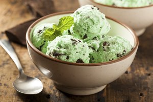 Las mujeres que sufren de diabetes gestacional deben evitar los postres dulces.