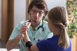 Una terapeuta físico examinando a un paciente.