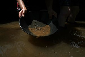Los turistas aún pueden buscar oro en algunas de las minas de oro antiguas de Georgia.