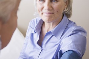 La hipertensión arterial es común entre las personas de edad avanzada.