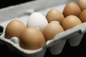 Un cartón de huevos frescos.