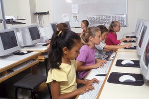 Reúne a los niños juntos y cada equipo mostrará a los otros equipos cómo llevar a cabo los diferentes procesos en el teclado.