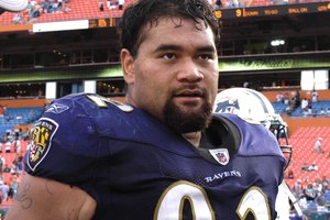 Su abrumadora fuerza y rapidez le permiten a Haloti Ngata de Baltimore dominar la línea ofensiva de sus oponentes.