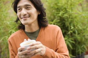 Los elementos beneficiosos del té de arroz marrón incluyen a las vitaminas B, la fibra y el hierro.
