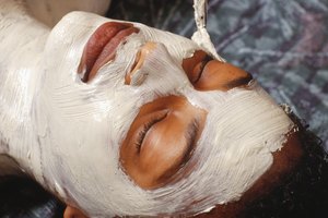 La arcilla extrae suavemente aceites y suciedad de los poros.