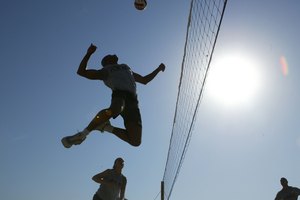 Las sentadillas con salto ayudan con el ataque en el voleibol.