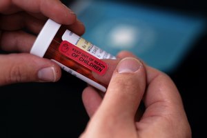 El ibuprofeno, clasificado como un fármaco anti-inflamatorio, efectivamente alivia el dolor y reduce la inflamación y rigidez.