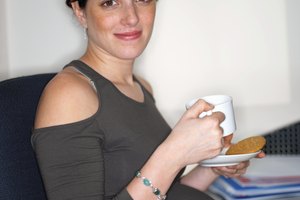 Beber una taza de café al día es seguro para las mujeres embarazadas.