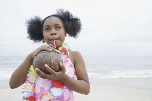 El agua de coco contiene minerales que ayudan a tu metabolismo.