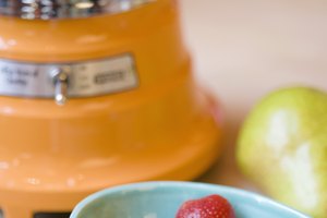 Utiliza suero con sabor a vainilla o sin sabor para mezclarlo con las frutas de tu elección.