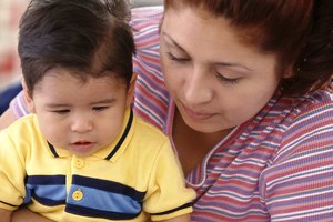 Lee con tu niño pequeño tan a menudo como sea posible.
