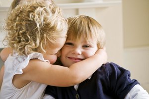Por lo general, es aceptable que los hermanos se besen.