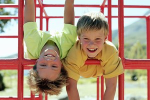 Los parques de Bartlett ofrecen a los niños la oportunidad de escalar y de jugar.