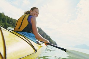 Los kayakistas reman en los lagos y ríos cerca de Asheboro.