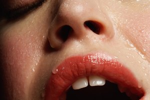 El agotamiento por calor ocurre cuando se trastornan los mecanismos naturales de enfriamiento del cuerpo debido al calor excesivo.