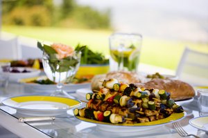 Puedes reducir algo de los gases que tu cuerpo produce al eliminar alimentos como los frijoles.
